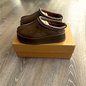 NWT
UGG Tazz Platform
Color- Hickory